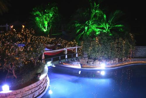 Oświetlony basen w Angsana bangalore