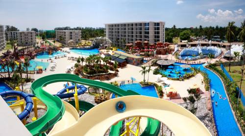 Zjeżdzalnie wraz z basenami w Grand West Sands Resort & Villas Phuket, Tajlandia