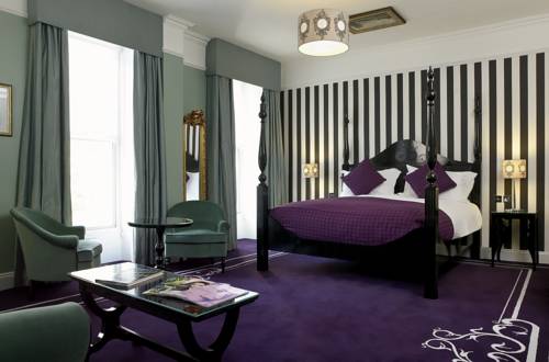 Pokój dla pary z tapetą w paski w hotelu Francis Hotel, Wielka Brytania