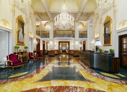 Główny hol w zamkowej aranżerii w hotel imperial a luxury cillection hotel