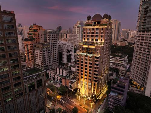 Wysoki budynek hotel muse bangkok langsuana a mgallery Collection pomiędzy innymi wiezowcami