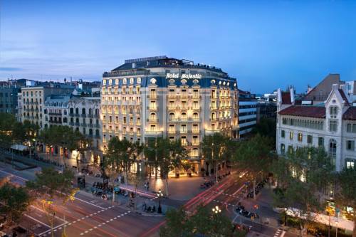 Budynek hotelu Majestoc hotel spa w barcelona przy głównej ulicy