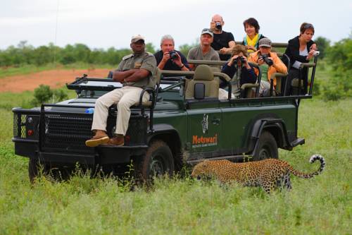 Grupa turystów na safari