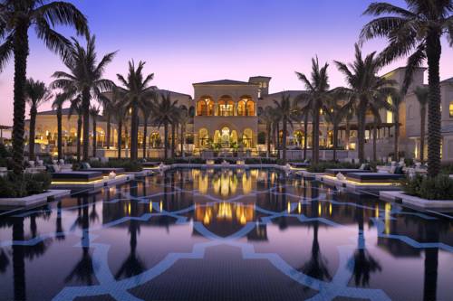 Ścieżka do głównego wejścia wraz z ozdobnym basem w hotelu One&Only The Palm, Emiraty Zjednoczone