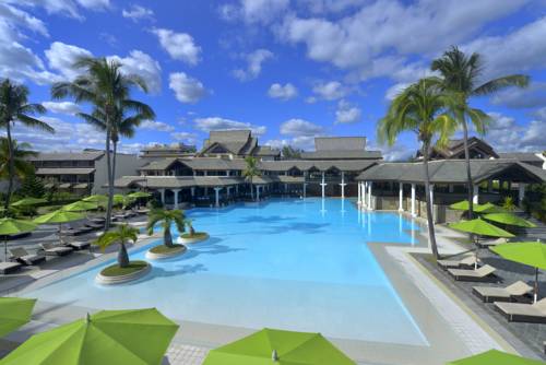 Basen oraz zielone parasole w sofitel mauritius limperial resort spa