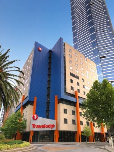 Budynek hotelu The Langham Melbourne, a za nim wysoki wieżowiec, Australia