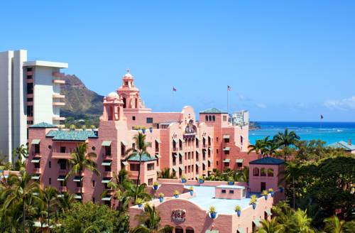 Widok na różowy budynek the royal hawaiian a luxury collection resort
