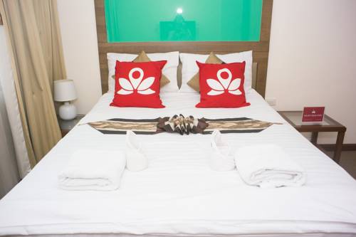 Białe łózko z dwoma poduszkami w logo w hotelu W w Bangkoku