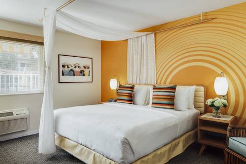 Łóżko z baldachimem w wild palms hotel a joie de vivre boutique