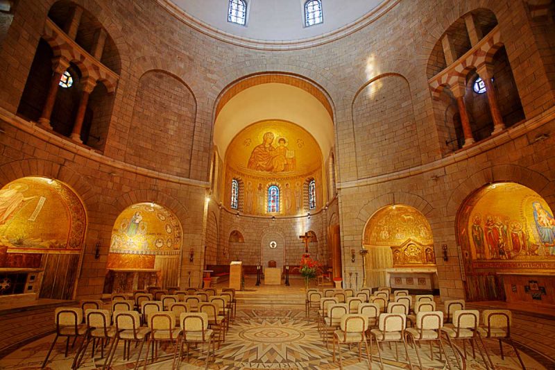 piękne, bogato zdobione wnętrze bazyliki w Jerozolimie