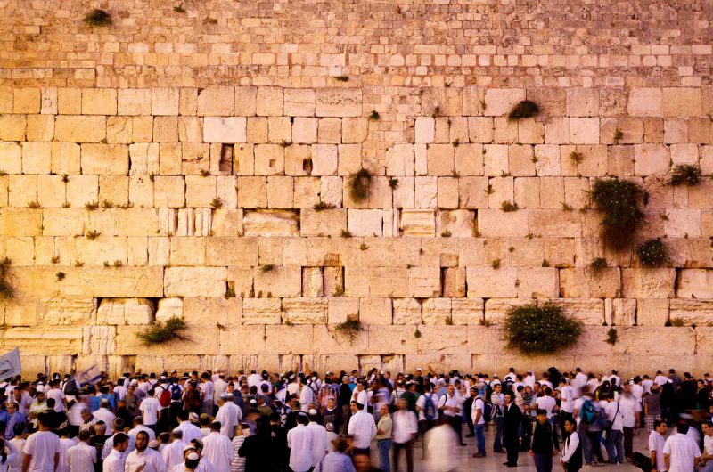 tłum pielgrzymów zgromadzonych pod ścianą płaczu w Jerozolimie