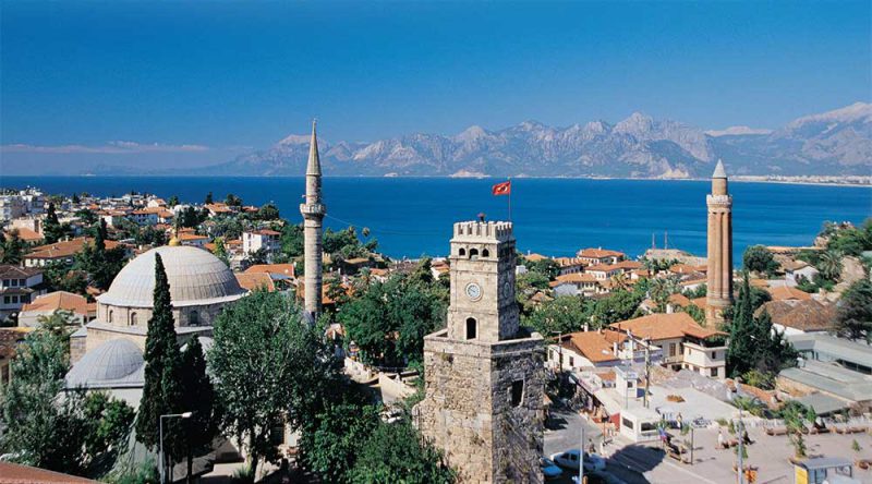 widok na panoramę miasta Antalya, w tle morze i góry Taurus