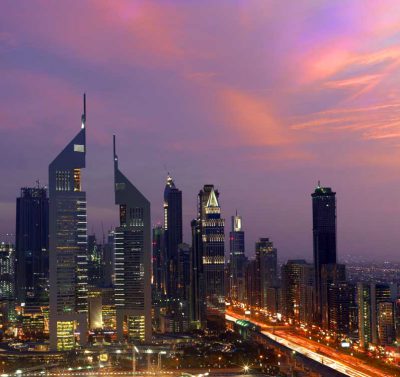 panorama Dubaju, oświetlone miasto późnym wieczorem
