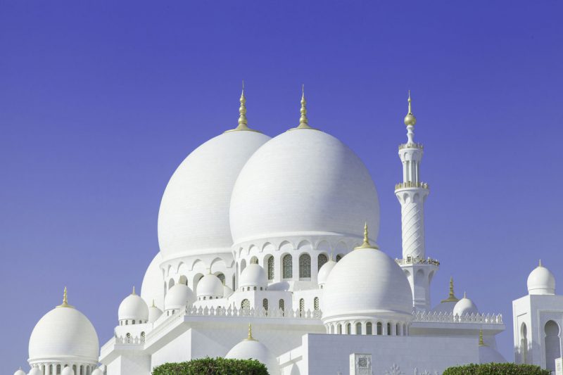 zbliżenie na kopuły meczetu w Abu Dhabi