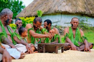 lokalna ludność zamieszkująca wioskę w Fidżi obchodząca rytuał
