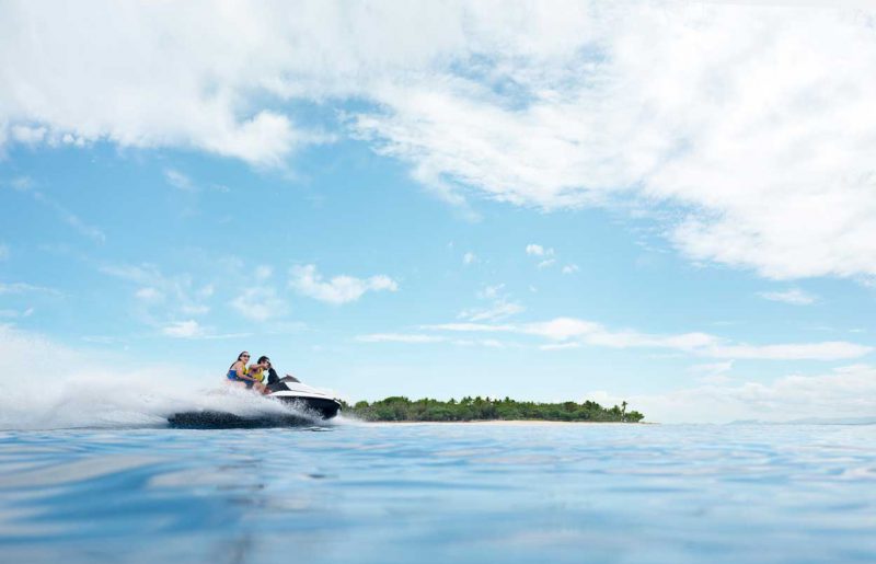 para turystów opływająca w ciepły słoneczny dzień skuterem wodnym małą wysepkę położoną na Fidżi