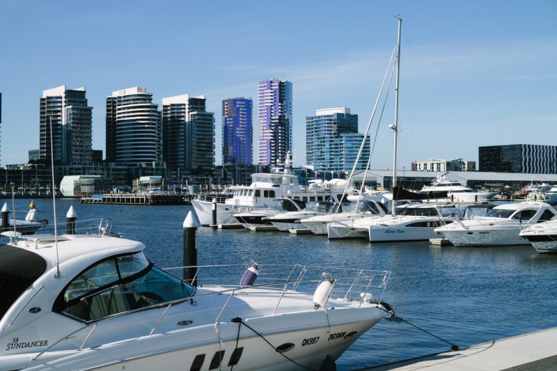 jachty zacumowane w zatoce Melbourne w słoneczny dzień, w tle wieżowce