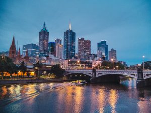 widok na most i oświetlone nocą miasto Melbourne