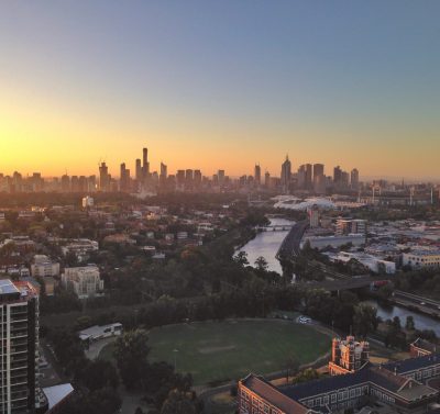 widok z lotu ptaka na budzące się do życia miasto Melbourne