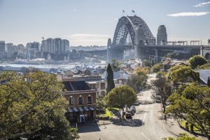 widok na most w Sydney, w tle panorama miasta