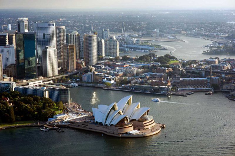 widok z lotu ptaka na położoną nad brzegiem oceanu operę w Sydney
