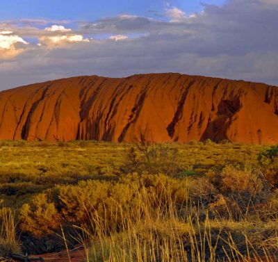 ogromna formacja skalna w centralnej części Australii, niedaleko miasteczka Yulara, Australia