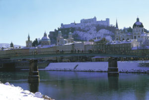 Zimowy obraz mostku w Salzburgu, Austria