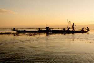rybacy u brzegu rzeki udający się na połów, Birma