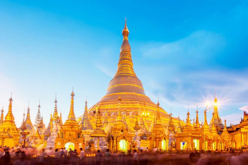 bogato oświetlona świątynia w Birmie