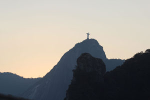 Widok na statuę Zbawiciela w Rio de Janeiro