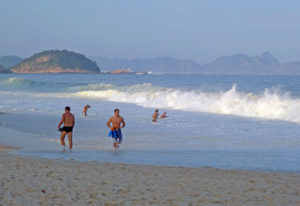 Mężczyźni kąpiący się w morzu w Brazylii