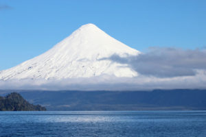 Widok na ośnieżony wulkan, Chile