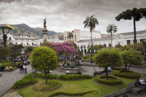Fontanna i spacerowy deptak w Ekwadorze Quito