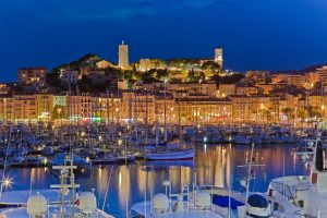 Lazurowe Wybrzeże Cannes oświetlone nocą, Francja