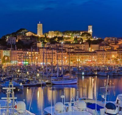 Lazurowe Wybrzeże Cannes oświetlone nocą, Francja
