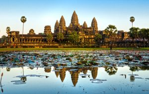 widok z oddali na największą w Kambodży świątynię Angkor Wat