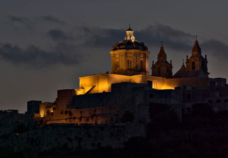 Oświetlony budynek zamku Medina, Malta