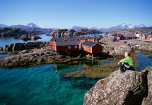 Norweska panorama, w tle domki blisko wody