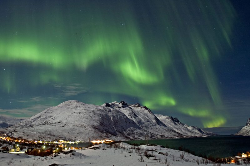 Zorza polarna nad miastem, Norwegia
