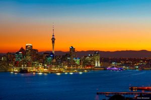 widok późnym wieczoren na panoramę Auckland City