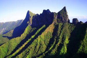 ostry szczyt pokrytej zielenią góry Tahiti w Polinezji