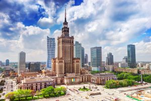 widok na Pałac kultury i nauki, w tle wieżowce i krajobraz miasta Warszawa