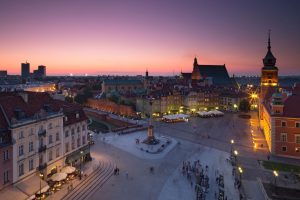 widok z lotu ptaka na Stare Miasto w Warszawie oświetlone późnym wieczorem