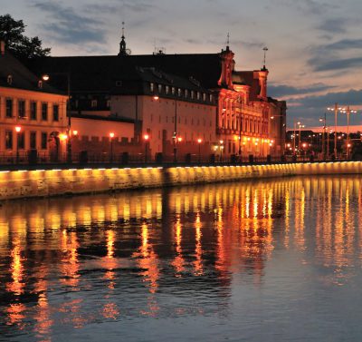 oświetlony nocą brzeg rzeki we Wrocławiu