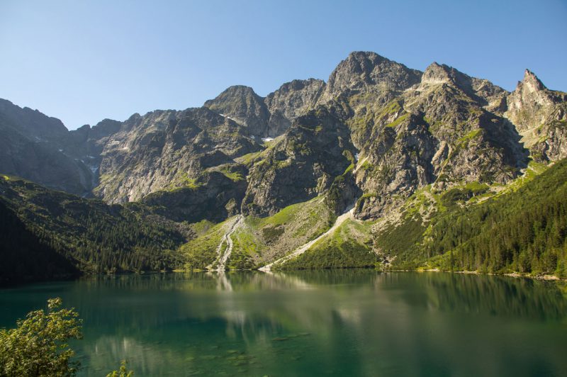 widok na staw położony u szczytu gór w Tatrach