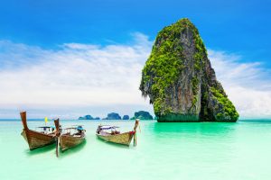 wyspy Phi Phi położone na błękitnych wodach w Tajlandii