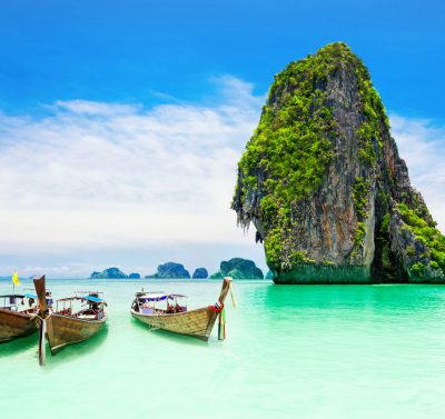 wyspy Phi Phi położone na błękitnych wodach w Tajlandii