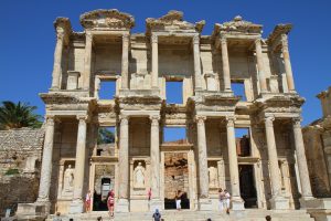 pozostałości po starożytnej budowli w Efezie
