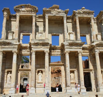 pozostałości po starożytnej budowli w Efezie