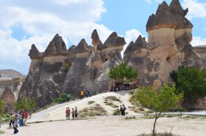 turyści podziwiający formacje skalne w Kapadocji